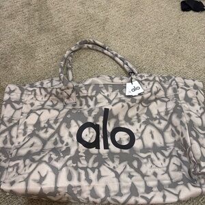 Alo Yoga  Iconic Shopper Tote